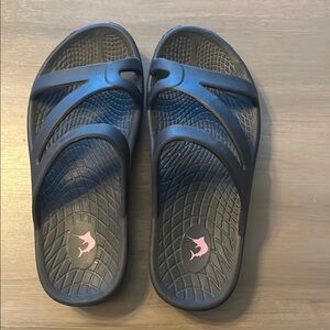 Blue Reel Legends Woman’s Slide Sandals with Pink Logo Sz 7
